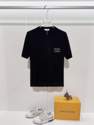 Chanel's embroidered logo has been exquisitely upgraded, inspired by 1980s retro style.  Original fabric, official style, knitted wool short-sleeved T-shirt.